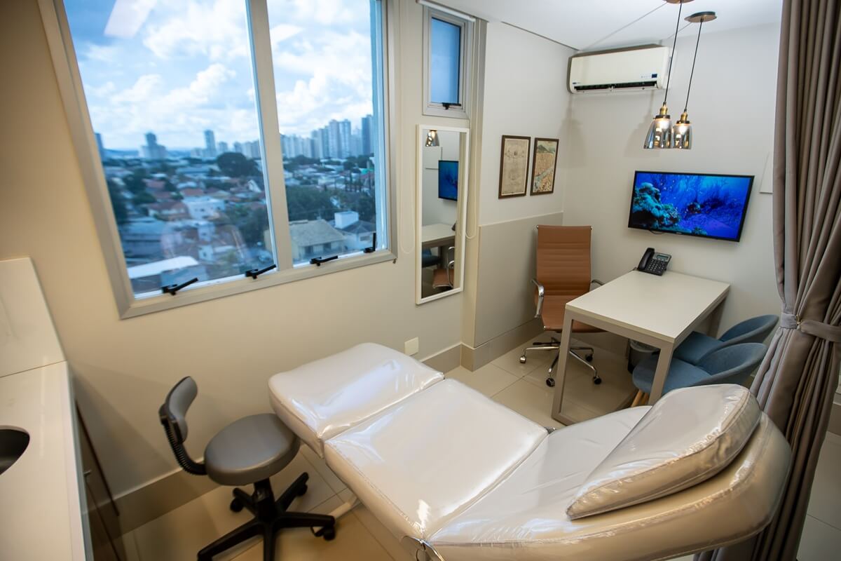 Consultório de estética com maca e vista de Goiânia