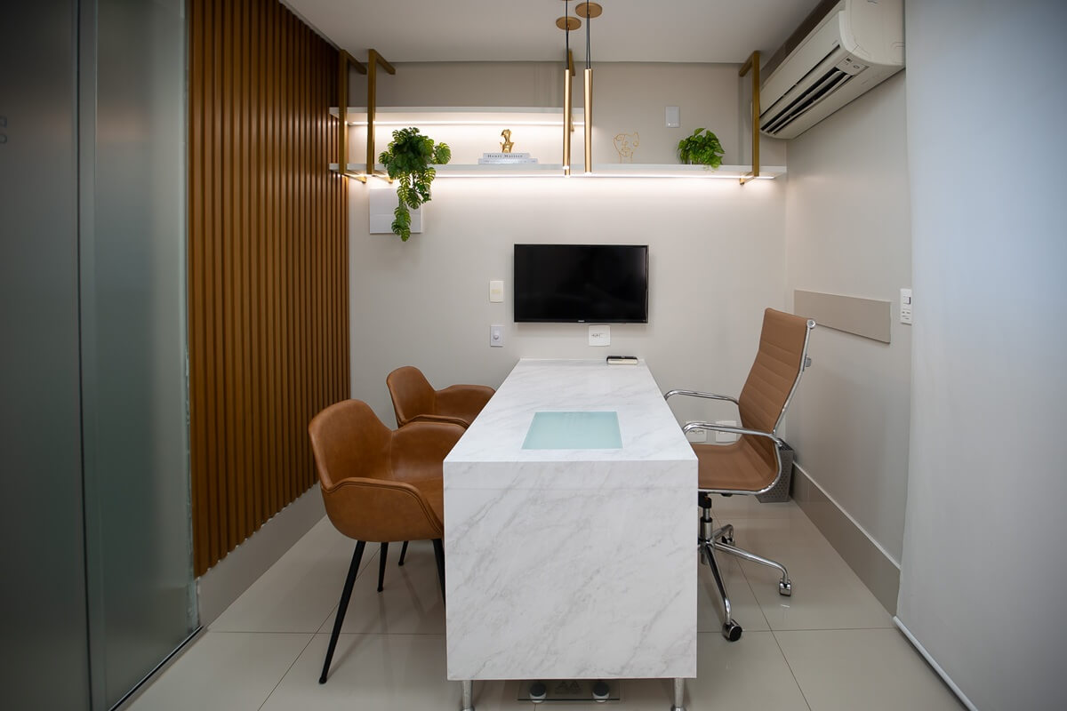 Sala de reunião consultório Goiânia mármore dourado